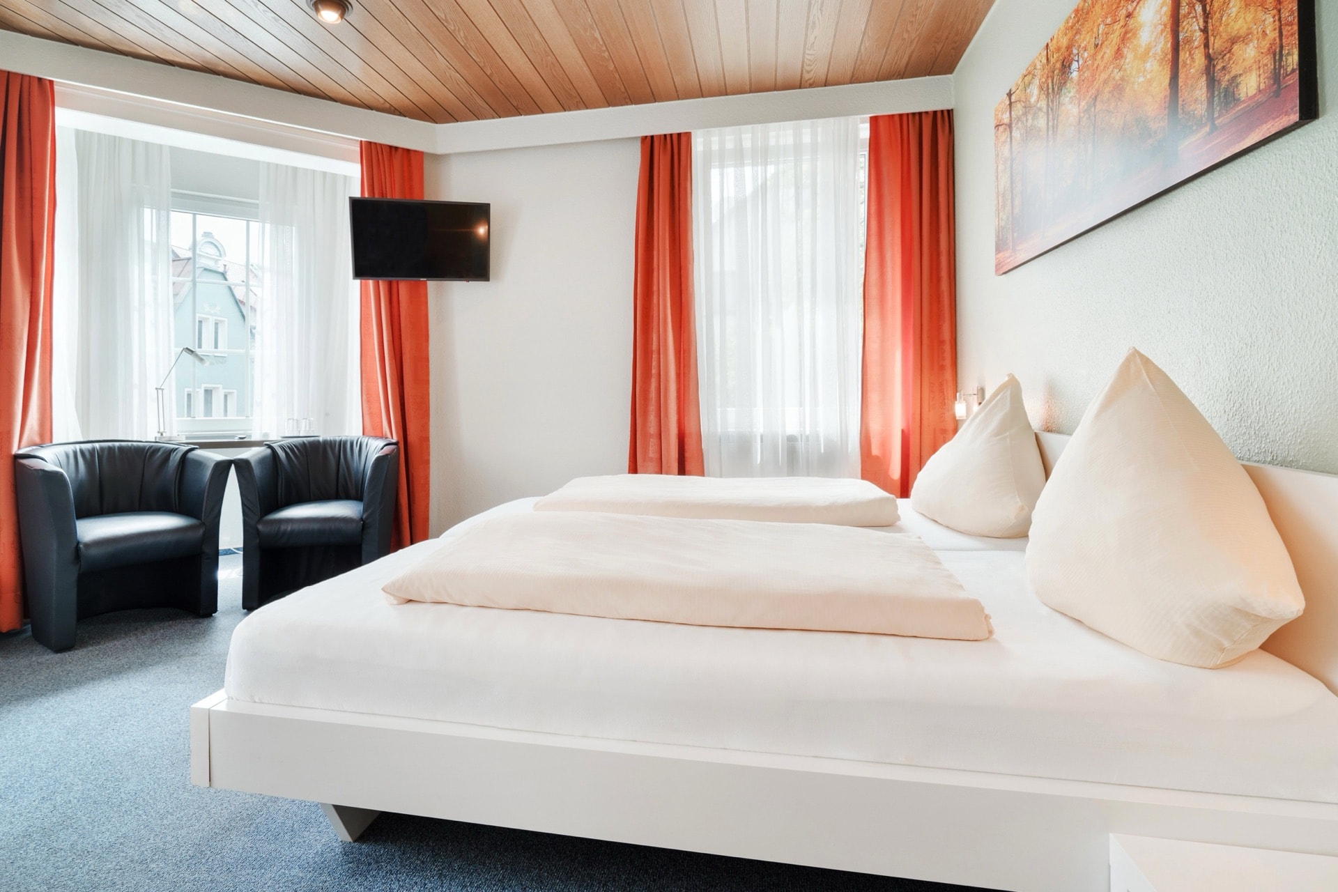 Ihr Zimmer im Hotel Romäus — hell, ruhig und frisch bezogen