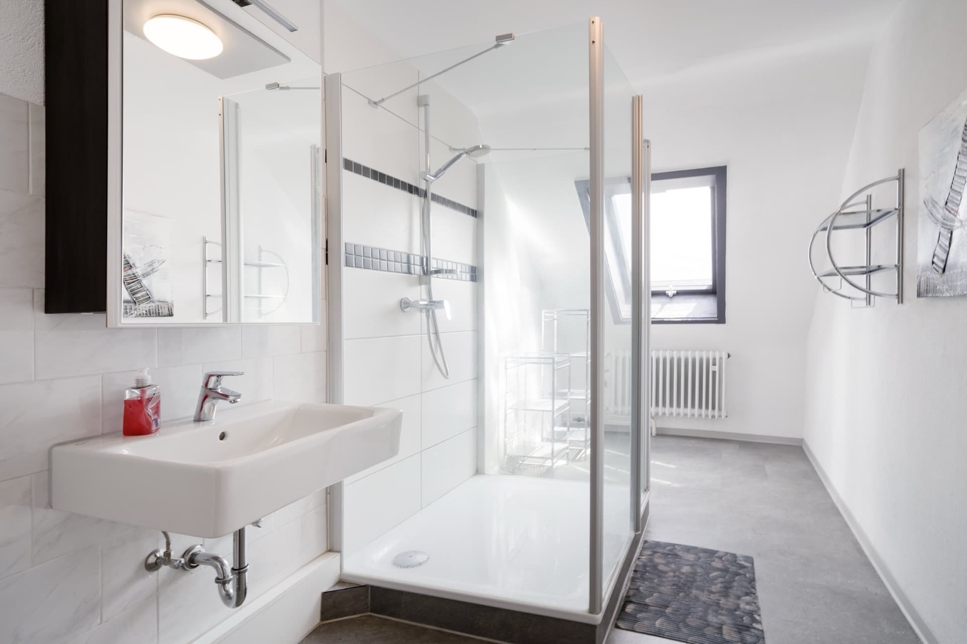 Modernes Gemeinschaftsbad auf der Etage