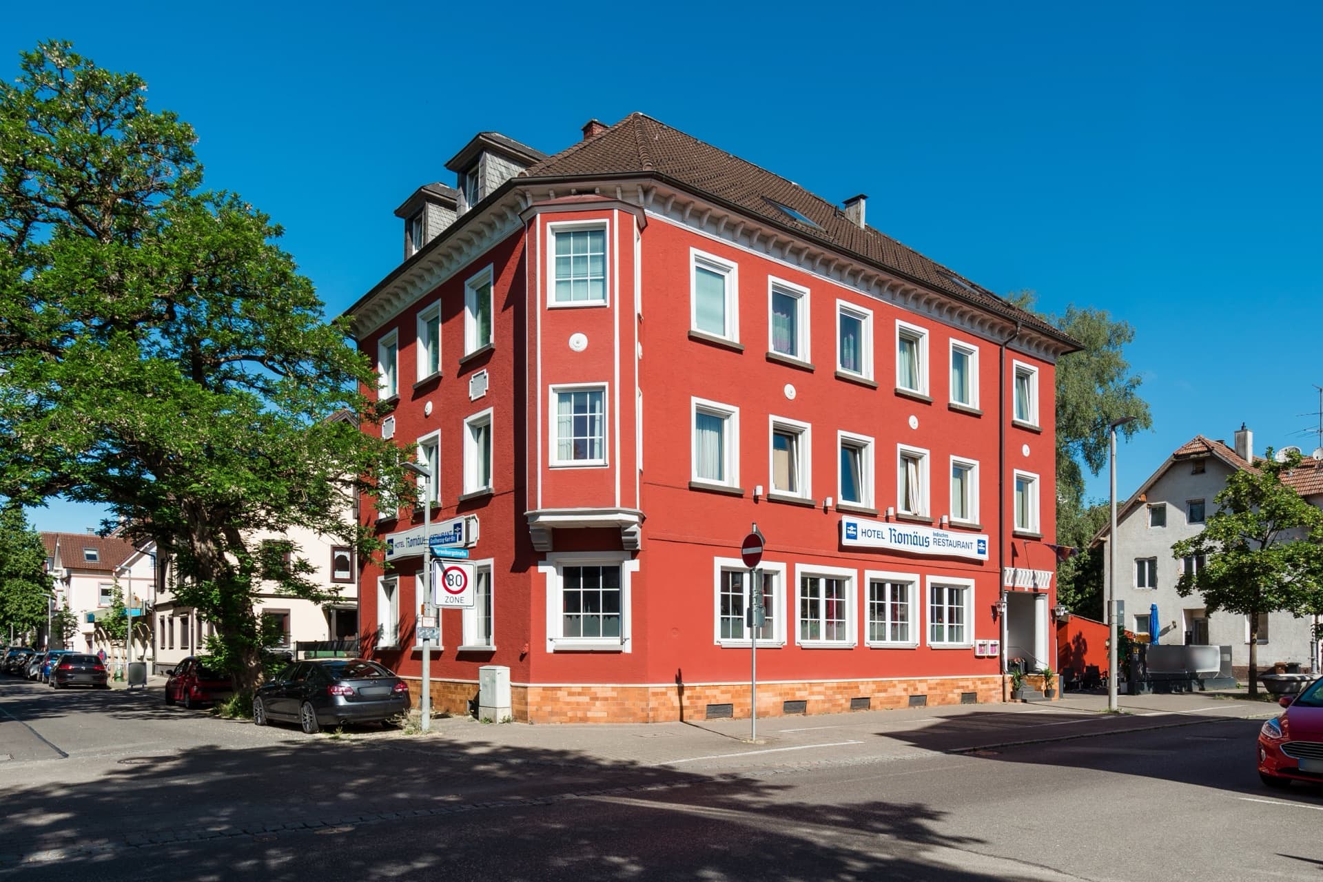 Hotel Romäus in der Warenburgstraße bei Tag