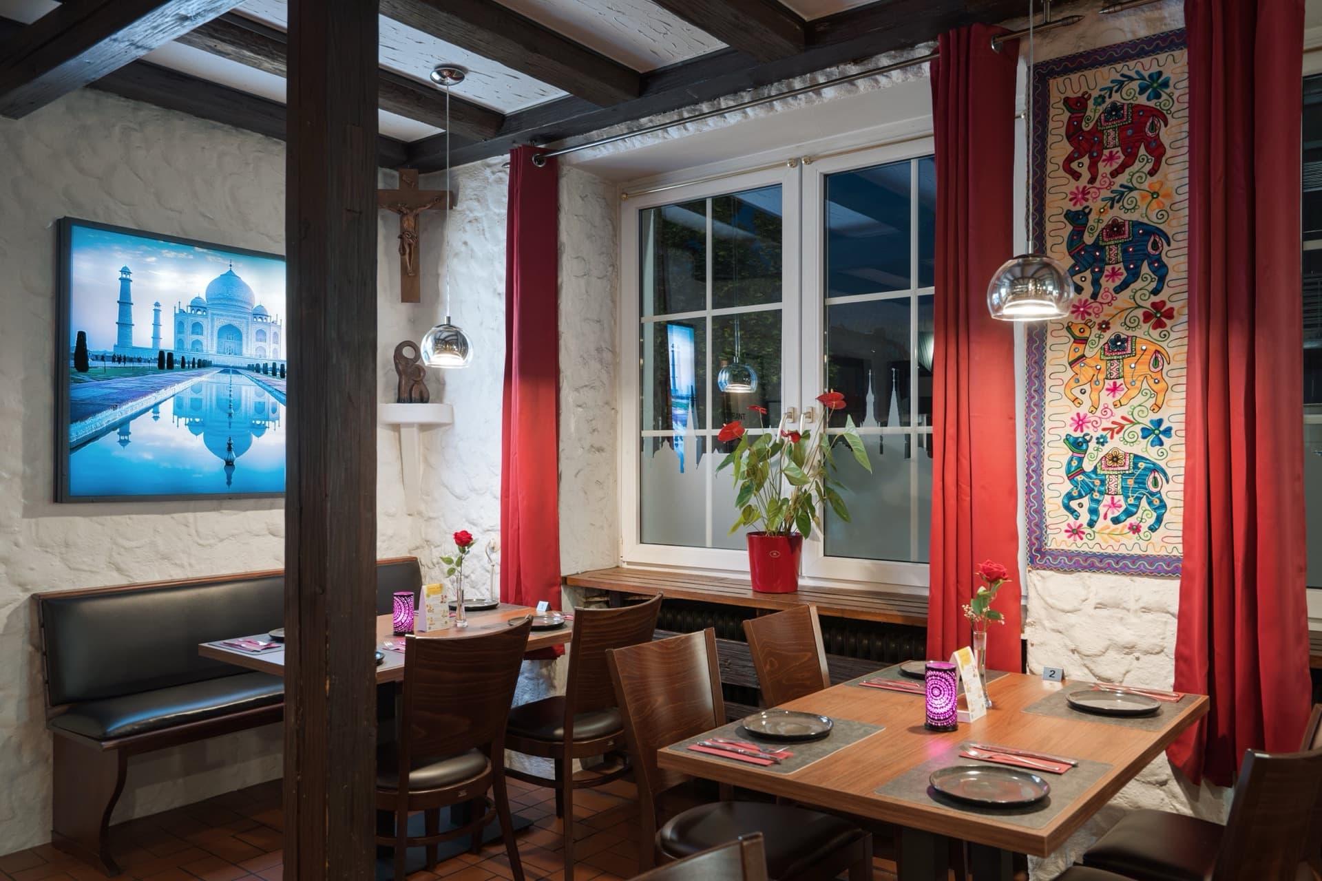 Eingedeckte Tische im Restaurant Romäus